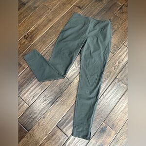 Like-New ATHLETA Wander GREEN Slim ANKLE SLIM Crop PANTS